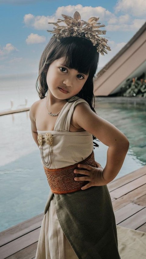 Chava yang akan memasuki usia 4 tahun pada November nanti, juga sangat mudah ketika diarahkan untuk bergaya ala model. Pada potret ini, Chava bergaya dengan manaruh tangannya di pinggang.