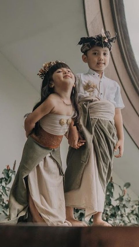 Selain Rachel dan Chava, Xabiru juga tampil dalam pemotretan ini. Anak pertama dari pasangan Rachel Vennya dan Niko Al Hakim ini tampak gagah dengan busana dan hiasan kepala khas Bali.