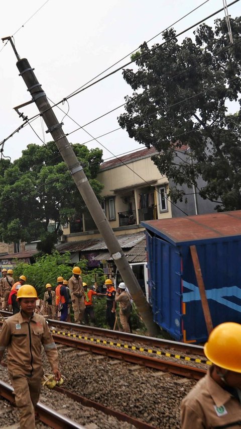 Kecelakaan yang menimpa truk barang Fuso bernomor polisi B 9963 XK tersebut terjadi pukul 08.25 WIB.<br />( Liputan6.com/Angga Yuniar )