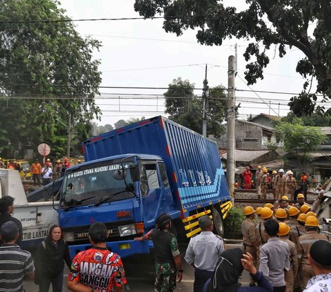 FOTO: Alat Berat Crane Evakuasi Truk Fuso yang Tabrak Tiang LAA KRL Commuter Line hingga Nyaris Roboh