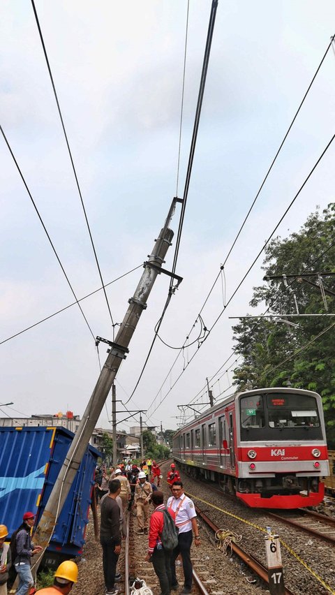 Kejadian tersebut bermula dari sopir truk yang melakukan putar arah karena jalan yang menyempit di kawasan Bintaro.<br />( Liputan6.com/Angga Yuniar )