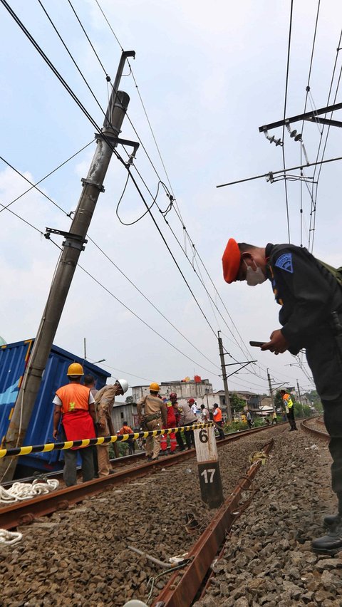 Saat truk menabrak tiang LAA, arus listrik kereta sempat padam dan membuat jadwal perjalanan kereta terganggu.<br />( Liputan6.com/Angga Yuniar )