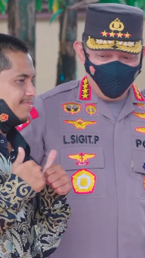 Setibanya di Mabes Polri, Yana langsung hormat kepada Kapolri. Ia juga terlihat terharu sambil bersalaman dengan Listyo Sigit.