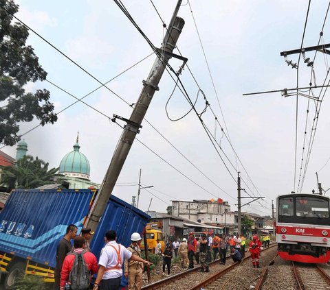 FOTO: Alat Berat Crane Evakuasi Truk Fuso yang Tabrak Tiang LAA KRL Commuter Line hingga Nyaris Roboh