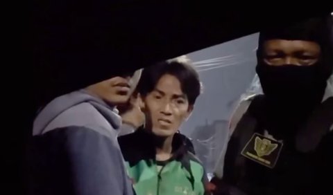 Sang anak yang mendengar itu hanya terdiam dan tertunduk. Anggota polisi yang mengamankan sang anak menanyakan sudah berapa kali mengikuti tawuran.