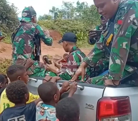 Jerit Tangis Tak Bisa Ditahan, Bocah Papua Adang Mobil TNI yang Hendak Pulang Kampung Usai Tugas