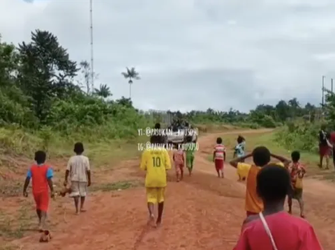 Jerit Tangis Tak Bisa Ditahan, Bocah Papua Adang Mobil TNI yang Hendak Pulang Kampung Usai Tugas