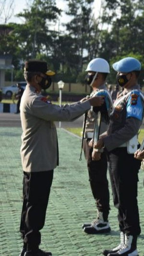 Empat anggota polisi yang dijatuhi sanksi pemberhentian tidak dengan hormat itu setelah keempatnya meninggalkan tugas tanpa alasan dan juga terlibat masalah hukum lainnya.