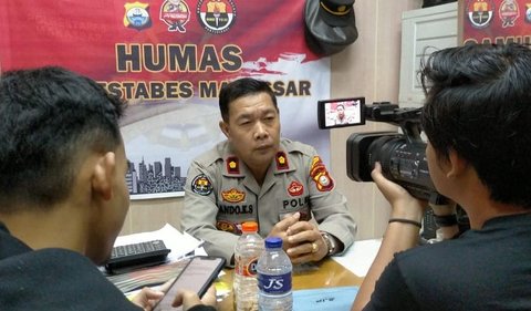 Kasi Humas Polrestabes Makassar, Kompol Lando KS mengatakan, upacara pemecatan keempat anggota polisi tersebut dipimpin langsung oleh Kapolrestabes Makassar, Kombes Pol Mokhamad Ngajib.