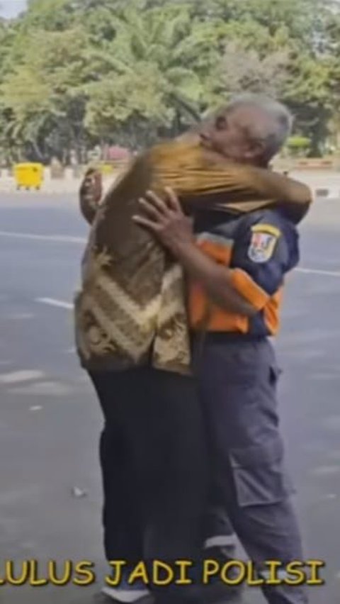 Peluk Haru Anak Tukang Parkir di Jatim Diterima Masuk Polisi