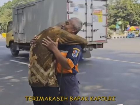 Peluk Haru Anak Tukang Parkir di Jatim Diterima Masuk Polisi