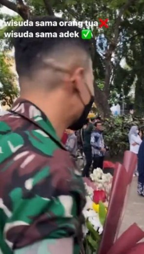 Bikin Haru, Begini Aksi Anggota TNI Beri Kejutan untuk Kakaknya yang Wisuda