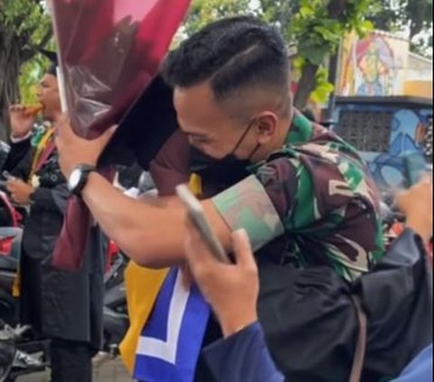 Frida yang terkejut secara spontan langsung memeluk adiknya. Ia bahkan tak menyaksikan buket bunga yang dibawa laki-laki berseragam TNI tersebut. Sang adik secara sigap memberi pelukan hangat ke kakaknya.