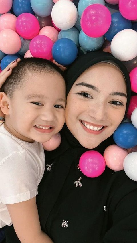 10 Potret Athar Anak Citra Kirana yang Makin Menggemaskan dengan Kepala Botak, Wajah Gantengnya Mirip Banget Rezky Aditya