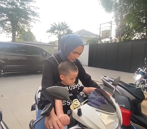 Potret Athar saat naik motor bersama sang mama. Athar mengajak sang mama jalan-jalan di sekitar rumahnya.
