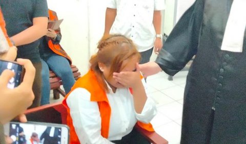 Dalam sidang itu, terdakwa tak mampu menahan air mata di ruangan. Ia mengaku rindu dengan orang tuanya sejak mendekam di Lembaga Pemasyarakatan Perempuan Merdeka Palembang beberapa waktu lalu.