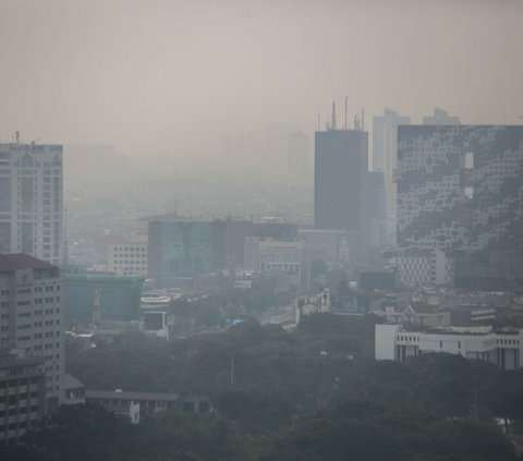 Terlihat pemandangan gedung pencakar langit ibu kota yang samar tertutup kabut polusi udara saat difoto dari atas Gedung Perpusnas di Jakarta pada Selasa (25/7/2023).