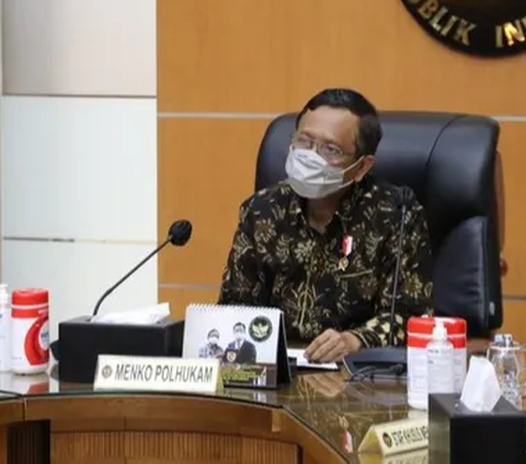 Dugaan pemalsuan dokumen tanah diungkap oleh Menkopolhukam Mahfud MD. Mahfud menyebut beberapa aset Ponpes diduga disalahgunakan. Antara lain tanah milik Ponpes Al-Zaytun yang sertifikat kepemilikannya diatasnamakan Panji Gumilang.