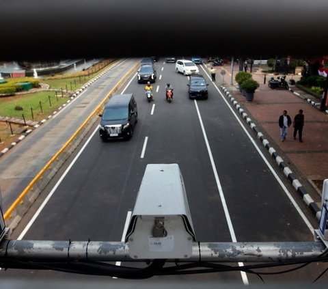 Jalan Medan Merdeka Barat di sekitaran Monas, Jakarta Pusat menjadi kawasan percontohan yang sudah dilengkapi CCTV electronic traffic law enforcement (ETLE) untuk memantau pelanggar lalu lintas yang melewati jalan tersebut.