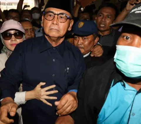 Kapolri Jenderal Listyo Sigit Prabowo menyatakan, pihaknya masih mengusut kasus yang menjerat Pimpinan Pondok Pesantren (Ponpes) Panji Gumilang. Baik soal dugaan penodaan agama, korupsi dana BOS, hingga Tindak Pidana Pencucian Uang alias TPPU.