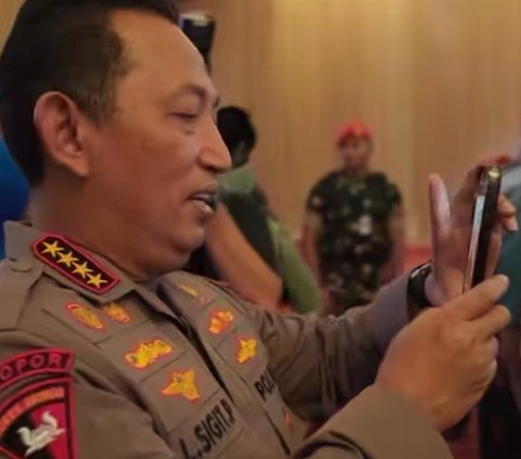 Kapolri Jenderal Listyo Sigit Prabowo mendadak menjadi fotografer selepas acara pembekalan Calon Perwira Remaja (Capaja) TNI-Polri di gedung Panti Prajurit Balai Sudirman, Tebet, Jakarta Selatan.