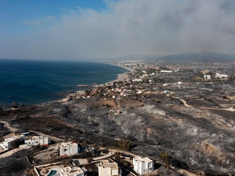 FOTO: Kebakaran Hutan di Yunani Hanguskan Surga Wisata Pulau Rhodes