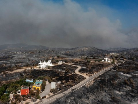 FOTO: Kebakaran Hutan di Yunani Hanguskan Surga Wisata Pulau Rhodes