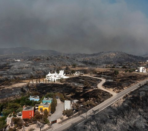 Kebakaran lahan yang terjadi di Pulau Rhodes, salah satu destinasi wisata populer di Yunani, sejak pekan lalu, memaksa ribuan turis untuk berbondong-bondong menyelamatkan diri.