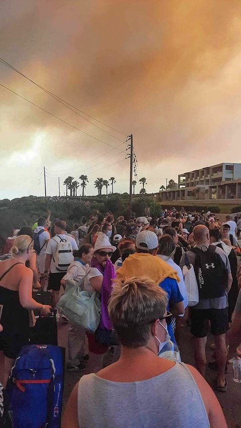 FOTO: Paniknya Turis Saat Kebakaran Hutan Meluas di Pulau Rhodes Yunani, Ramai-Ramai Dievakuasi Pakai Truk