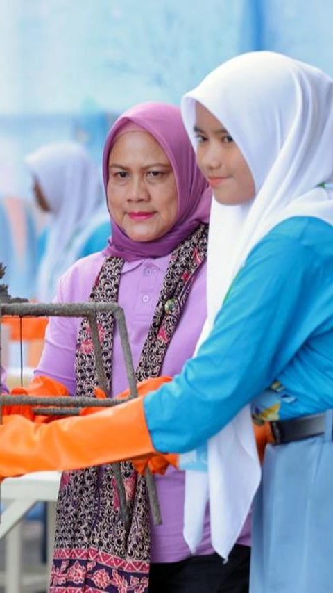 Bersama Anak-Anak, Ibu Negara Transplantasi Terumbu Karang di Bangsring Underwater Banyuwangi