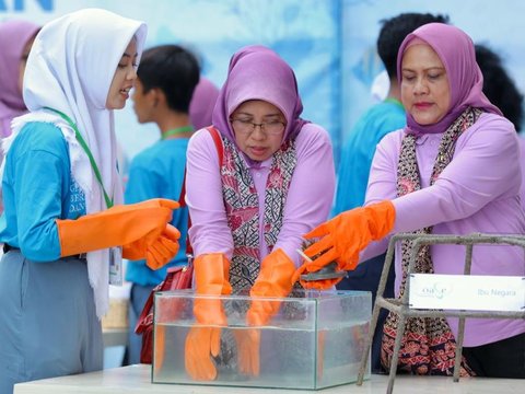 Bersama Anak-Anak, Ibu Negara Transplantasi Terumbu Karang di Bangsring Underwater Banyuwangi