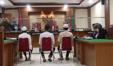 Nanang juga mengatakan kelima orang tersebut pertama kali datang dengan mulut berbusa dan seperti kehilangan kesadaran. Tidak lama kemudian, tiga orang korban meninggal dunia.