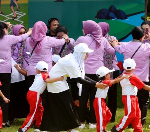 Bersama Anak-Anak, Ibu Negara Transplantasi Terumbu Karang di Bangsring Underwater Banyuwangi