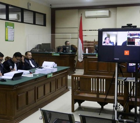 Jaksa Penuntut Umum (JPU) dari Komisi Pemberantasan Korupsi (KPK) menuntut eks Bupati Bangkalan R. Abdul Latif dengan pidana 12 tahun penjara.