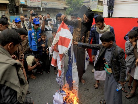 FOTO: Alquran Dibakar di Denmark dan Swedia, Orang-Orang di Yaman Marah Besar Sampai Angkat Senjata