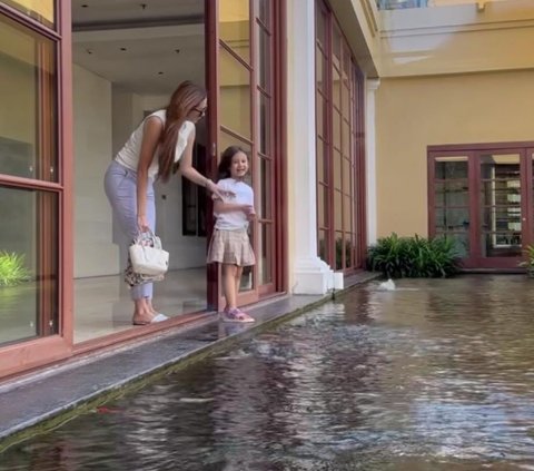 Momen Manis Aura Kasih dan Arabella Liburan di Bali, Ibu & Anak Cantiknya Curi Perhatian