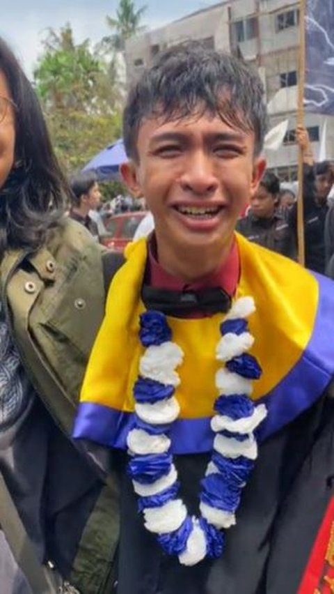 Viral Mahasiswa Akhirnya Wisuda Setelah Kuliah 14 Semester, Disambut Tangis Histeris