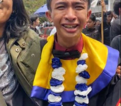 Viral Mahasiswa Akhirnya Wisuda Setelah Kuliah 14 Semester, Disambut Tangis Histeris