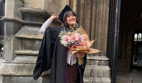 Penampilan Amanda Caesa di momen wisuda mencuri perhatian. Amanda tampil begitu cantik.