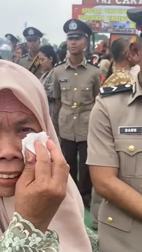 Tak Ada yang Mustahil, Tukang Tahu Keliling Punya Dua Anak Polisi, Momen Putra ke-7 Lulus Bintara Penuh Haru