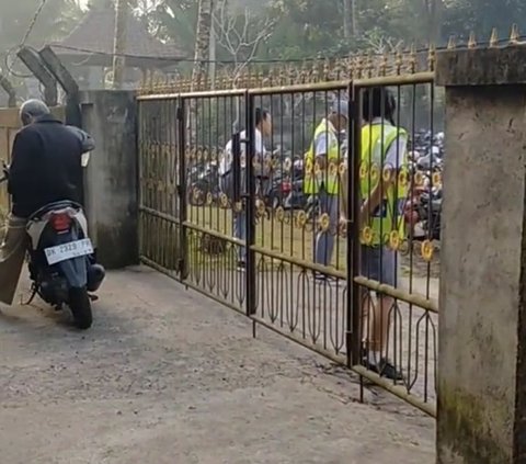 Viral Guru Telat Datang ke Sekolah Dilarang Masuk Siswa di Pintu Gerbang, Jadi Sorotan Warganet