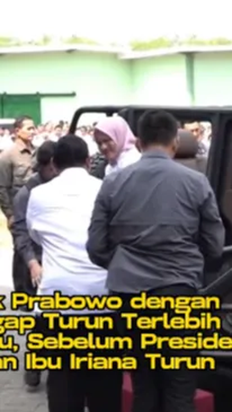 Bukan hanya itu saja, Prabowo juga langsung sigap berdiri di samping akses keluar Iriana.