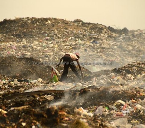 Pemerintah Kota (Pemkot) Surabaya mengklaim sampah plastik di wilayah setempat menurun. Namun, fakta menunjukkan bahwa sampah organik naik berkali-kali lipat.