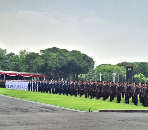 Presiden Joko Widodo atau Jokowi melantik 833 perwira TNI dan Polri lulusan Angkatan Militer (Akmil) dan Akademi Kepolisian (Akpol) 2023. Upacara pelantikan digelar di halaman Istana Merdeka Jakarta, Rabu (26/7).