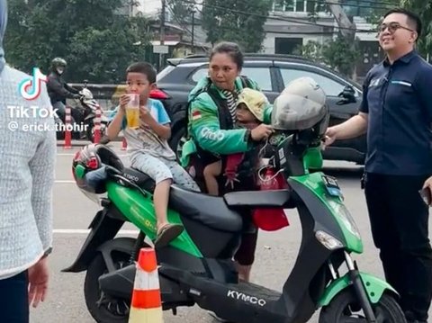 Momen Driver Ojol Wanita yang Bawa Dua Anaknya Ngojek Bertemu Erick Thohir, Dapat Hadiah Motor