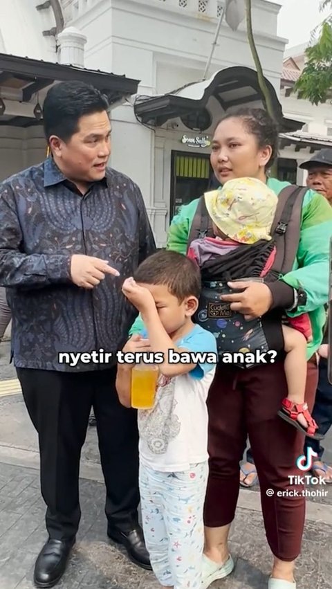 Momen Driver Ojol Wanita yang Bawa Dua Anaknya Ngojek Bertemu Erick Thohir, Dapat Hadiah Motor