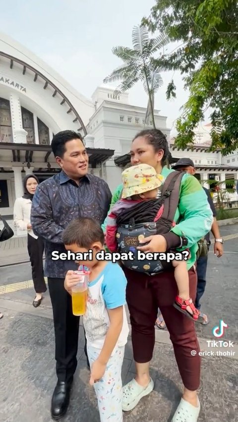 Momen Driver Ojol Wanita yang Bawa Dua Anaknya Ngojek Bertemu Erick Thohir, Dapat Hadiah Motor