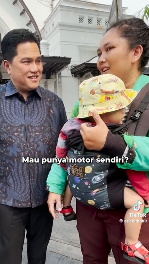 Momen Driver Ojol Wanita yang Bawa Dua Anaknya Ngojek Bertemu Erick Thohir, Dapat Hadiah Motor