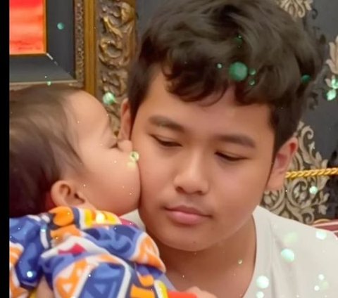 Ada juga momen yang tak kalah mencuri perhatian yakni saat Baby L mencium pipi Ivan. Potretnya sweet banget.