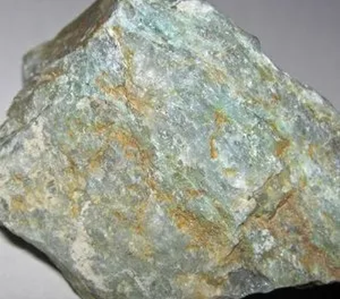 Selain bertumbuh besar, batu juga dapat tumbuh lebih kuat dan berat karena diberi tekanan dan dipanaskan. Mineral dalam batuan asli berubah karena panas dan tekanan.